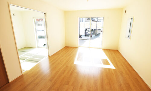 同形状・同仕様写真です。 リビングは南向き。