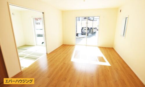 南向きの開口部で、陽当り良好です。 和室との間仕切りを開放すると、お部屋を広々使えます。(居間)