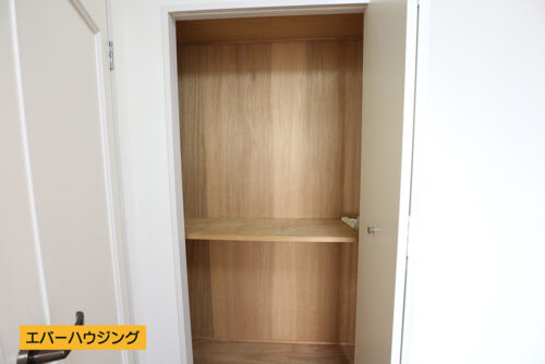 洋室の収納は奥行きがあるので、たっぷり物を置けます。