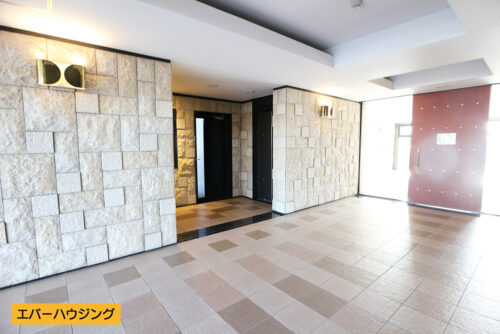 建物入口は広々として開放的です。